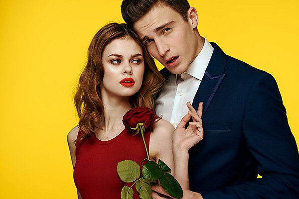 포토 JPG 해외이미지 백인 커플 여자 남자 포옹 미소 들기 상반신 성인 두명 장미 낭만 우아함 성인만 해외포토 서양인 꽃 컨셉 관계 안기 모션 표정 사람 파일형식 이미지허브