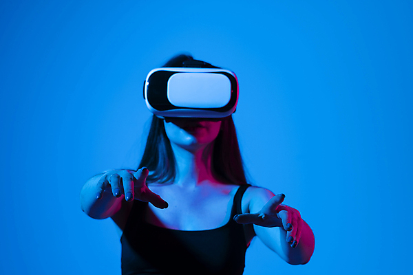 포토 JPG 해외이미지 여자 한명 손짓 상반신 성인 앞모습 손들기 스마트 하이테크 손뻗기 착용 웨어러블 가상현실 성인여자한명만 오큘러스 VR기기 해외포토 1 뷰포인트 컨셉 모션 기술 사람 기계 여자한명만 성인여자만 파일형식 이미지허브