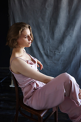 포토 JPG 해외이미지 백인 시선 여자 분홍색 포즈 백그라운드 셔츠 생각 의자 짧은머리 실내 한명 사람 앉기 정장 목재 뷰티 유행 귀여움 방 수확 우아함 내추럴 배려 스타일 해외포토 서양인 나무 1 헤어스타일 옷 컬러 가구 컨셉 상의 농업 재료 모션 내부 파일형식 이미지허브