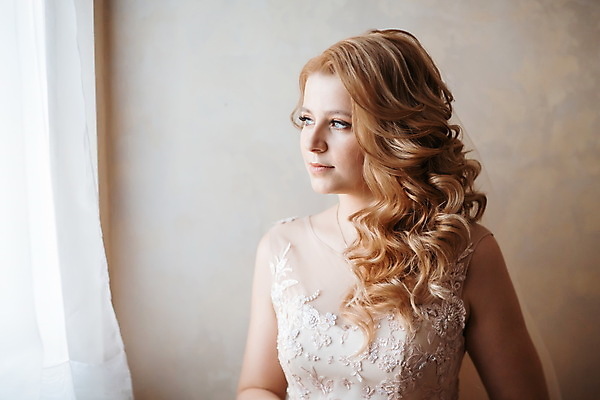 포토 JPG 해외이미지 모델 전통 라이프스타일 응시 드레스 여자 행복 꽃다발 결혼 창문 관계 결혼식 아침 친절 주택 한명 사람 이벤트 빛 뷰티 유행 귀여움 맑음 침실 낭만 흰색 신선 가운 기다림 우아함 만족 준비 그림 세대 천진난만 스타일 부두아르 해외포토 주간 1 시선 옷 꽃 감정 컬러 컨셉 모션 날씨 건물 생활 파일형식 이미지허브