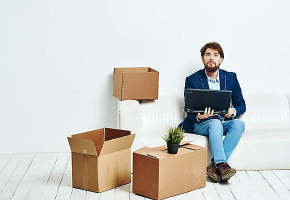 포토 JPG 해외이미지 전신 백인 남자 실내 한명 들기 앉기 성인 앞모습 상자 소파 비즈니스맨 이사 이삿짐 성인남자한명만 해외포토 서양인 1 뷰포인트 의자 비즈니스 모션 사람 내부 직장인 남자한명만 성인남자만 파일형식 이미지허브