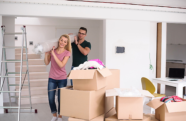 포토 JPG 해외이미지 여자 남자 행복 의자 사다리 들기 상반신 성인 두명 옆모습 노트북 상자 계단 카펫 책상 준비 이삿짐 성인만 해외포토 감정 뷰포인트 가구 모션 사람 전자제품 도구 이사 파일형식 이미지허브