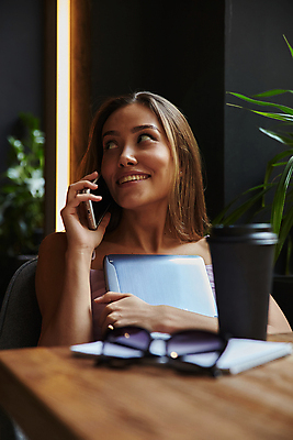포토 JPG 해외이미지 학생 라이프스타일 여자 행복 커피 비즈니스 사업가 통신 포옹 탁자 직장 실내 한명 미소 동양인 성인 노트북 스마트폰 핸드폰 스터디 컴퓨터 식당 공책 외침 카페 기쁨 잡기 업무 작업 비즈니스우먼 부름 프리랜서 스타일 해외포토 직업 1 감정 음료 가구 회사 안기 모션 문구용품 표정 사람 인종 내부 생활 전자제품 스마트기기 학습 상점 소리 직장인 파일형식 이미지허브