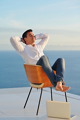 포토 JPG 해외이미지 전신 남자 의자 비즈니스 하늘 휴식 한명 앉기 성인 야외 옆모습 노트북 자유 옥상 성인남자한명만 해외포토 1 뷰포인트 가구 컨셉 모션 사람 전자제품 남자한명만 성인남자만 파일형식 이미지허브