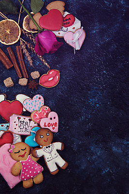 포토 JPG 해외이미지 커플 실내 사랑 사람없음 장미 쿠키 하트 파란배경 진저맨 진저쿠키 해외포토 모양 꽃 감정 백그라운드 관계 디저트 내부 파란색 파일형식 이미지허브