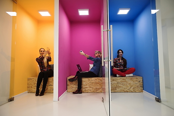 포토 JPG 해외이미지 전신 여자 벽 들기 앉기 성인 세명 노트북 스마트폰 태블릿 사무실 업무 비즈니스우먼 셀프카메라 성인여자만 해외포토 비즈니스 모션 사람 전자제품 핸드폰 스마트기기 사진촬영 작업 직장인 여자만 성인만 파일형식 이미지허브