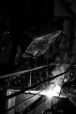 포토 JPG 해외이미지 남자 흑백 실내 한명 상반신 성인 옆모습 빛 잡기 업무 연기 불똥 용접 용접공 용접기 용접마스크 철강 성인남자한명만 해외포토 직업 1 뷰포인트 모션 촬영기법 마스크 사람 내부 작업 남자한명만 성인남자만 파일형식 이미지허브