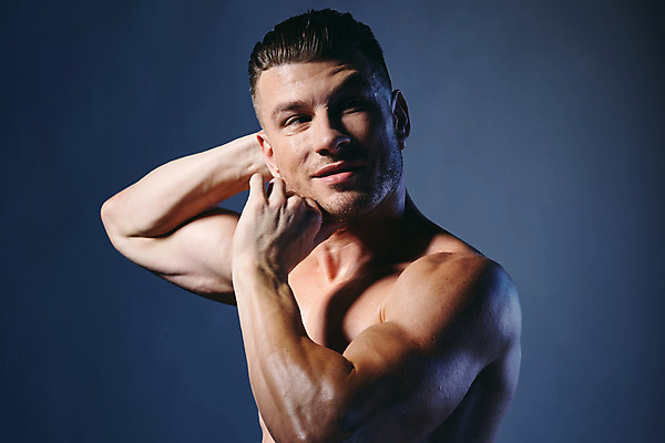 포토 JPG 해외이미지 응시 남자 포즈 실내 한명 상반신 성인 옆모습 근육질 성인남자한명만 남색배경 바디프로필 해외포토 1 시선 뷰포인트 백그라운드 근육 사람 내부 헬스 남색 몸매 남자한명만 성인남자만 파일형식 이미지허브