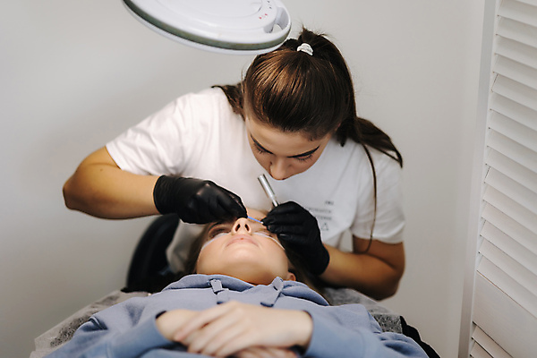 포토 JPG 해외이미지 백인 모델 직업 손 여자 얼굴 파도 백그라운드 가면 사람 성인 두명 치료 뷰티 유행 상점 페인트 화장품 공구 업무 확대 미용사 속눈썹 서비스 리프트 주인 순서 돌봄 방법 스타일 신청 해외포토 서양인 바다 의학 모션 신체부위 도구 작업 눈썹 파일형식 이미지허브