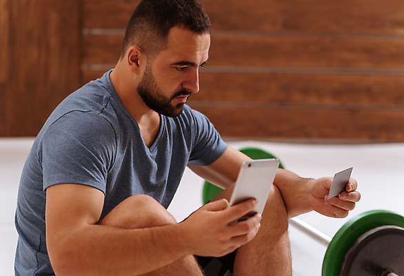 포토 JPG 해외이미지 백인 남자 스포츠 돈 인터넷 비즈니스 모바일 한명 성인 스마트폰 쇼핑 컴퓨터 디지털 스크린 잡기 비즈니스맨 신용카드 도박 어플리케이션 결과 전자 점수 온라인 전자상거래 발생 인출 인터페이스 해외포토 서양인 1 컨셉 모션 사람 금융 전자제품 핸드폰 스마트기기 직장인 재산 파일형식 이미지허브