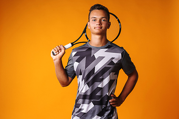 포토 JPG 해외이미지 응시 남자 허리손 실내 한명 들기 상반신 성인 앞모습 주황색 테니스라켓 테니스복 성인남자한명만 주황색배경 해외포토 1 시선 뷰포인트 컬러 포즈 백그라운드 모션 사람 내부 운동복 테니스 라켓 남자한명만 성인남자만 파일형식 이미지허브