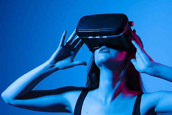 포토 JPG 해외이미지 여자 한명 상반신 성인 앞모습 파란색 올려보기 잡기 스마트 하이테크 착용 웨어러블 가상현실 성인여자한명만 오큘러스 VR기기 해외포토 1 뷰포인트 컬러 컨셉 모션 기술 사람 기계 여자한명만 성인여자만 파일형식 이미지허브