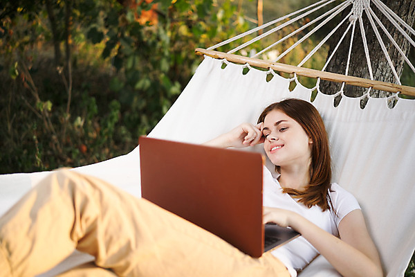 포토 JPG 해외이미지 주간 여자 여유 휴가 휴식 한명 손짓 상반신 성인 야외 앞모습 노트북 눕기 해먹 성인여자한명만 해외포토 자연요소 1 감정 뷰포인트 컨셉 모션 사람 전자제품 침대 여자한명만 성인여자만 파일형식 이미지허브