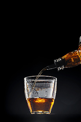 포토 JPG 해외이미지 검은배경 잔 실내 사람없음 붓기 위스키 해외포토 식기 백그라운드 모션 주류 내부 검은색 파일형식 이미지허브