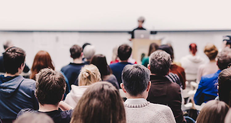포토 JPG 해외이미지 여자 남자 실내 여러명 상반신 성인 뒷모습 아웃포커스 듣기 군중 강의 강당 세미나 성인만 해외포토 뷰포인트 다수 모션 촬영기법 사람 내부 파일형식 이미지허브