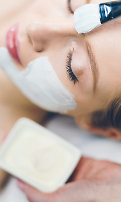 포토 JPG 해외이미지 손 여자 실내 한명 들기 근접촬영 상반신 성인 앞모습 신체부위 뷰티 눈감음 붓 피부관리 바르기 팩 성인여자한명만 해외포토 1 뷰포인트 모션 사람 내부 화장품 여자한명만 성인여자만 파일형식 이미지허브