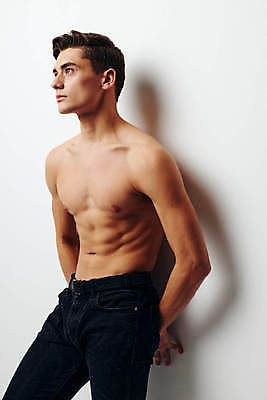 포토 JPG 해외이미지 백인 남자 포즈 실내 한명 상반신 성인 옆모습 흰배경 뒷짐 근육질 성인남자한명만 바디프로필 해외포토 서양인 1 뷰포인트 백그라운드 모션 근육 사람 내부 헬스 흰색 몸매 남자한명만 성인남자만 파일형식 이미지허브