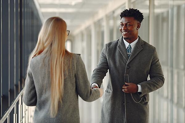 포토 JPG 해외이미지 직업 라이프스타일 응시 남자 안경 백그라운드 2 회사 비즈니스 사업가 성공 노동자 함께함 사람 성인 두명 금융 금발 사무실 재킷 회색 코트 흰색 작업 비즈니스맨 우아함 종업원 스마트 손목시계 경영자 경영 심각 정중 해외포토 헤어스타일 시선 잡화 시계 컬러 컨셉 장신구 생활 경제 외투 직장인 리더 파일형식 이미지허브