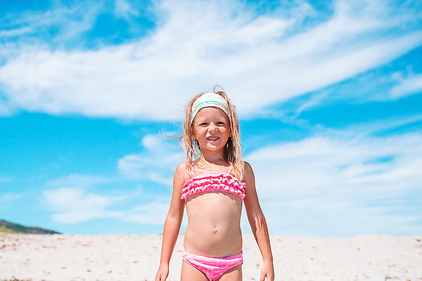 포토 JPG 해외이미지 주간 백인 라이프스타일 여자 수영복 어린이 섬 여행 휴식 한명 상반신 해변 야외 앞모습 여름휴가 바캉스 몰디브 소녀한명만 해외포토 자연요소 서양인 1 옷 아시아 바다 뷰포인트 컨셉 휴가 사람 생활 여자한명만 소녀만 파일형식 여름_계절 이미지허브