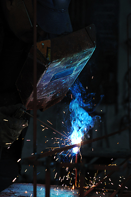 포토 JPG 해외이미지 남자 실내 한명 상반신 성인 옆모습 빛 잡기 업무 연기 불똥 용접 용접공 용접기 용접마스크 철강 성인남자한명만 해외포토 직업 1 뷰포인트 모션 마스크 사람 내부 작업 남자한명만 성인남자만 파일형식 이미지허브