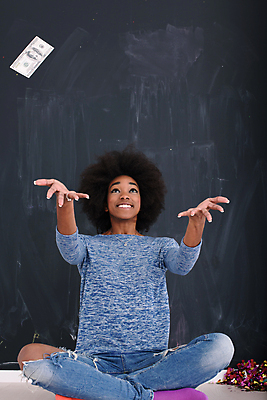 포토 JPG 해외이미지 전신 여자 지폐 날리기 한명 성인 앞모습 올려보기 던지기 성인여자한명만 플렉스 해외포토 1 뷰포인트 돈 모션 사람 신조어 여자한명만 성인여자만 파일형식 이미지허브