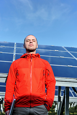 포토 JPG 해외이미지 주간 남자 하늘 한명 들기 상반신 성인 야외 앞모습 노트북 태양에너지 집열판 성인남자한명만 해외포토 자연요소 1 뷰포인트 모션 사람 전자제품 그린에너지 남자한명만 성인남자만 파일형식 이미지허브