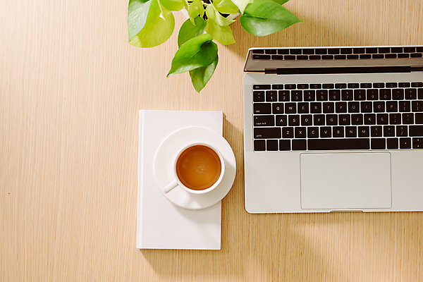 포토 JPG 해외이미지 커피 잎 비즈니스 티타임 실내 사람없음 노트북 공책 커피잔 나무배경 해외포토 식물 음료 백그라운드 휴식 문구용품 잔 내부 전자제품 파일형식 이미지허브