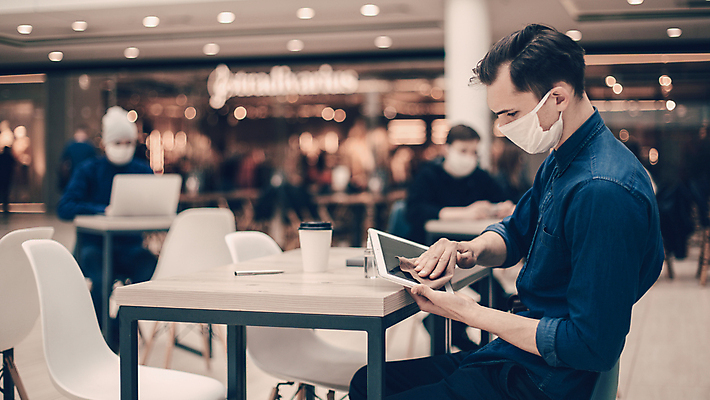 포토 JPG 해외이미지 라이프스타일 남자 커피 백그라운드 컨셉 인터넷 탁자 거리 관리 가면 서기 사람 앉기 책 컵 세명 노트북 알약 상점 디지털 스크린 카페 도시 바이러스 보호 위험 고객 냅킨 긍정 감염 카페테리아 블러 카피스페이스 해외포토 식기 음료 가구 모션 생활 전자제품 약 공백 파일형식 이미지허브