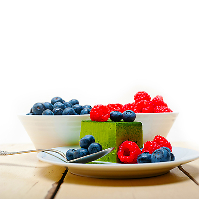 포토 JPG 해외이미지 디저트 실내 사람없음 블루베리 산딸기 무스케이크 녹차맛 해외202004 해외포토 음식 과일 내부 케이크 맛 녹차 파일형식 이미지허브