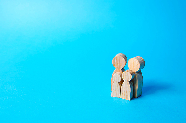 포토 JPG 해외이미지 컨셉 가족 관계 사람모양 함께함 사람없음 목재 피규어 말_게임 파란배경 카피스페이스 해외포토 모양 나무 백그라운드 재료 파란색 공백 미니어처 게임 파일형식 이미지허브