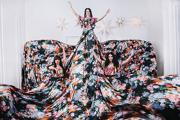 포토 JPG 해외이미지 직업 전통 라이프스타일 드레스 여자 문화 함께함 사람 앉기 여러명 세명 친구 치마 컬러풀 뷰티 유행 콘서트 공연 연주자 댄서 무대 표현 춤 그룹 우아함 쇼 안락의자 민화 전국 집시 해외포토 옷 컬러 다수 컨셉 의자 관계 모션 하의 문화예술 이벤트 생활 음악가 그림 파일형식 이미지허브