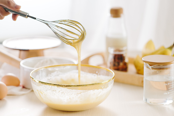 포토 JPG 해외이미지 손 실내 들기 아웃포커스 신체부위 반죽 제빵 거품기 유리그릇 계량컵 해외포토 그릇 모션 유리 주방용품 촬영기법 사람 내부 컵 제과제빵 계량 파일형식 이미지허브