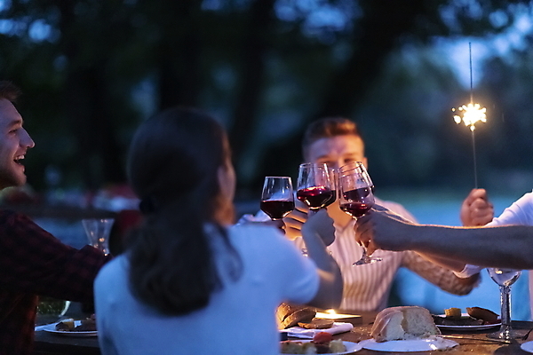 포토 JPG 해외이미지 라이프스타일 손 여자 남자 행복 와인잔 휴가 함께함 들기 상반신 성인 야외 앞모습 옆모습 뒷모습 아웃포커스 신체부위 세명 파티 와인 저녁식사 우정 저녁 건배 성인만 스파클라 해외포토 감정 뷰포인트 컨셉 술잔 모션 주류 폭죽 촬영기법 사람 이벤트 생활 친구 식사 야간 파일형식 이미지허브