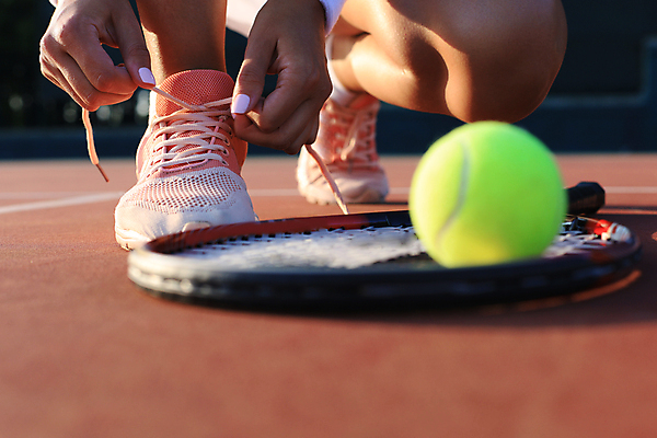 포토 JPG 해외이미지 주간 발 한명 야외 앞모습 신체부위 하반신 테니스 테니스라켓 테니스장 소프트포커스 무릎꿇기 테니스공 신발끈묶기 테니스복 해외포토 자연요소 1 뷰포인트 공 스포츠시설 모션 촬영기법 사람 운동복 구기 라켓 테니스용품 묶기 신발끈 파일형식 이미지허브