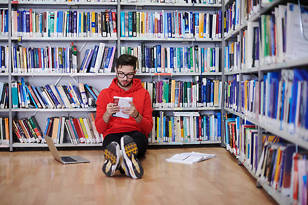 포토 JPG 해외이미지 전신 남자 학교 청소년 책장 한명 앉기 앞모습 책 노트북 독서 도서관 십대남자한명만 안경낌 해외포토 1 교육 안경 뷰포인트 가구 모션 사람 전자제품 남자한명만 십대남자만 파일형식 이미지허브