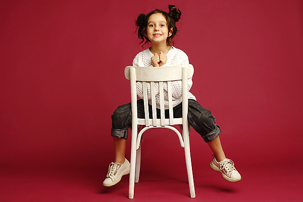 포토 JPG 해외이미지 전신 서양인 응시 여자 어린이 의자 실내 한명 앉기 앞모습 손모으기 빨간배경 소녀한명만 해외포토 외국인 1 시선 뷰포인트 가구 백그라운드 모션 사람 손짓 내부 빨간색 여자한명만 소녀만 파일형식 이미지허브