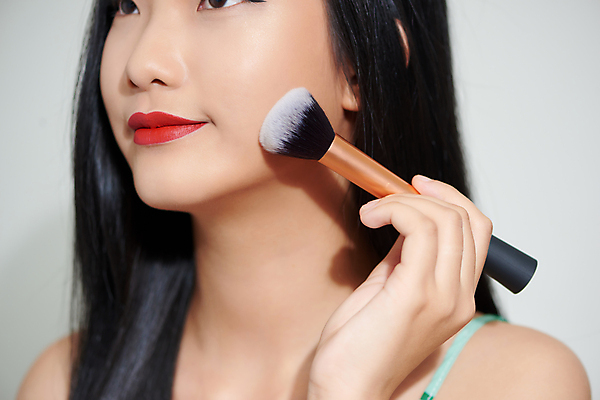 포토 JPG 해외이미지 여자 회색배경 실내 한명 들기 상반신 성인 옆모습 화장 뷰티 메이크업브러쉬 성인여자한명만 해외포토 1 뷰포인트 백그라운드 모션 사람 내부 회색 붓 여자한명만 성인여자만 파일형식 이미지허브