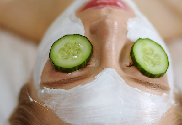 포토 JPG 해외이미지 여자 오이 실내 한명 근접촬영 상반신 성인 앞모습 아웃포커스 뷰티 눈감음 눈가림 피부관리 팩 오이팩 성인여자한명만 해외포토 1 뷰포인트 채소 모션 촬영기법 사람 내부 화장품 가림 여자한명만 성인여자만 파일형식 이미지허브