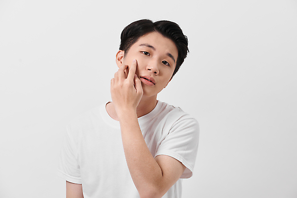 포토 JPG 해외이미지 응시 남자 실내 무표정 한명 동양인 상반신 성인 앞모습 뷰티 만지기 가리킴 확인 흰배경 자기관리 성인남자한명만 그루밍족 해외포토 1 시선 감정 뷰포인트 백그라운드 모션 표정 사람 인종 손짓 내부 흰색 남자한명만 성인남자만 파일형식 이미지허브