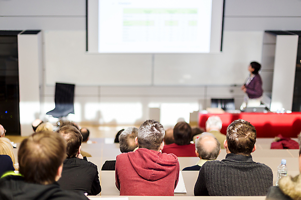 포토 JPG 해외이미지 남자 실내 여러명 상반신 성인 뒷모습 아웃포커스 듣기 소프트포커스 강의 강당 세미나 성인남자만 해외포토 뷰포인트 다수 모션 촬영기법 사람 내부 남자만 성인만 파일형식 이미지허브
