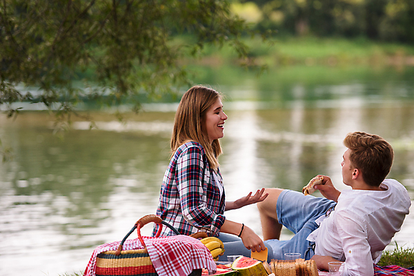 포토 JPG 해외이미지 주간 전신 라이프스타일 커플 공원 여자 남자 행복 휴식 함께함 샌드위치 미소 들기 앉기 성인 야외 두명 옆모습 뒷모습 강 눕기 소풍 돗자리 소풍바구니 성인만 해외포토 자연요소 공공시설 감정 음식 뷰포인트 컨셉 관계 모션 표정 사람 생활 야외활동 바구니 파일형식 이미지허브