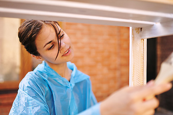 포토 JPG 해외이미지 여자 한명 들기 상반신 성인 목재 옆모습 페인트칠 집중 바르기 페인트붓 목공예 목재가구 셀프 성인여자한명만 셀프인테리어 해외포토 나무 1 뷰포인트 가구 컨셉 재료 모션 페인팅 사람 인테리어 붓 공예 여자한명만 성인여자만 파일형식 이미지허브