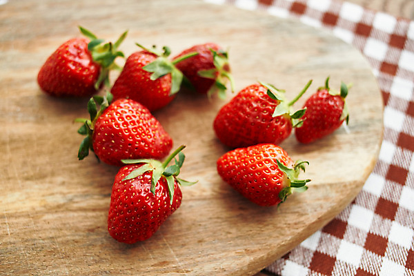 포토 JPG 해외이미지 딸기 근접촬영 사람없음 신선 나무판자 해외포토 뷰포인트 과일 목재 파일형식 이미지허브