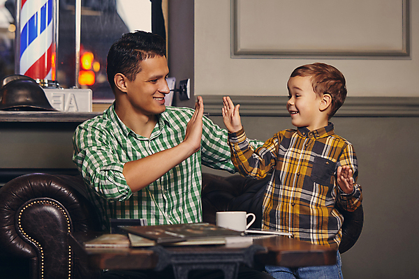 포토 JPG 해외이미지 백인 남자 아들 어린이 함께함 실내 웃음 소년 상반신 성인 두명 앞모습 아빠 즐거움 하이파이브 남자만 해외포토 서양인 감정 뷰포인트 컨셉 가족 표정 사람 손짓 내부 파일형식 이미지허브