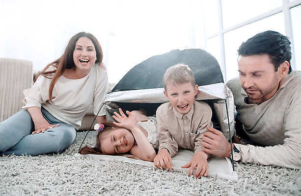 포토 JPG 해외이미지 라이프스타일 여자 남자 행복 어린이 거실 장난 가족 놀이 엄마 휴식 바닥 함께함 실내 텐트 소년 여러명 상반신 성인 내부 앞모습 옆모습 10대 눕기 방 육아 아빠 해외포토 감정 뷰포인트 다수 컨셉 관계 모션 청소년 캠핑도구 사람 생활 파일형식 이미지허브