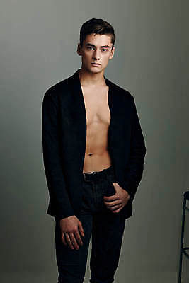 포토 JPG 해외이미지 백인 응시 남자 포즈 회색배경 실내 한명 상반신 성인 앞모습 근육질 성인남자한명만 바디프로필 해외포토 서양인 1 시선 뷰포인트 백그라운드 근육 사람 내부 헬스 회색 몸매 남자한명만 성인남자만 파일형식 이미지허브