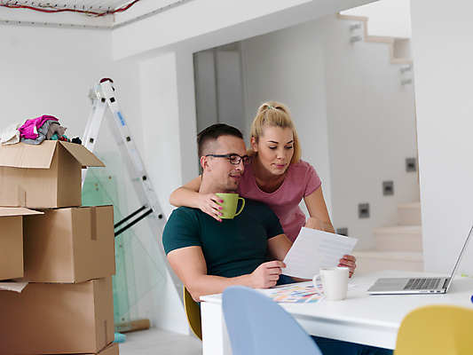 포토 JPG 해외이미지 부부 응시 여자 남자 행복 의자 사다리 사랑 들기 상반신 성인 두명 옆모습 컵 노트북 상자 계단 책상 문서 이삿짐 성인만 해외포토 식기 커플 시선 감정 뷰포인트 가구 모션 사람 전자제품 도구 이사 파일형식 이미지허브