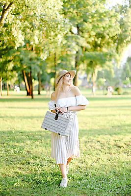 포토 JPG 해외이미지 나무 백인 1 라이프스타일 드레스 계절 공원 여자 행복 유럽 가방 자연 따뜻함 한명 서기 사람 야외 초록색 빛 금발 유행 정원 맑음 만족 해외포토 서양인 식물 헤어스타일 잡화 옷 공공시설 감정 나라 컬러 모션 날씨 생활 생태계 파일형식 이미지허브
