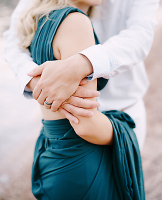 포토 JPG 해외이미지 백인 라이프스타일 드레스 여자 남자 셔츠 2 데이트 포옹 함께함 관리 성인 사람없음 야외 초록색 흰색 닫기 해외포토 서양인 옷 컬러 컨셉 상의 안기 모션 사람 생활 파일형식 이미지허브