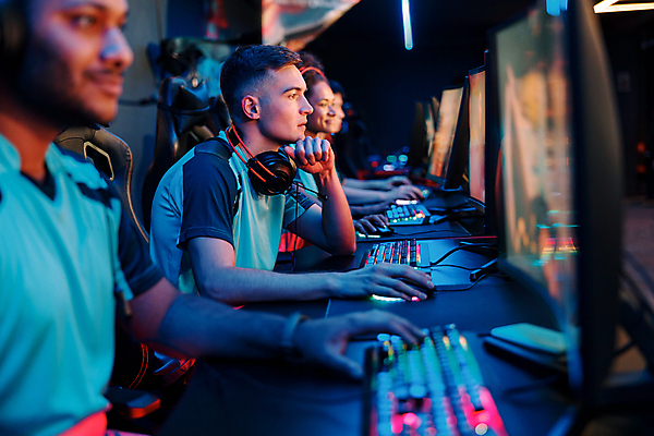 포토 JPG 해외이미지 여자 남자 여러명 상반신 성인 취미 옆모습 모니터 헤드셋 경쟁 게임 키보드 마우스 사이버 게이머 성인만 해외포토 뷰포인트 음향기기 다수 컨셉 놀이 사람 컴퓨터 컴퓨터용품 헤드폰 파일형식 이미지허브